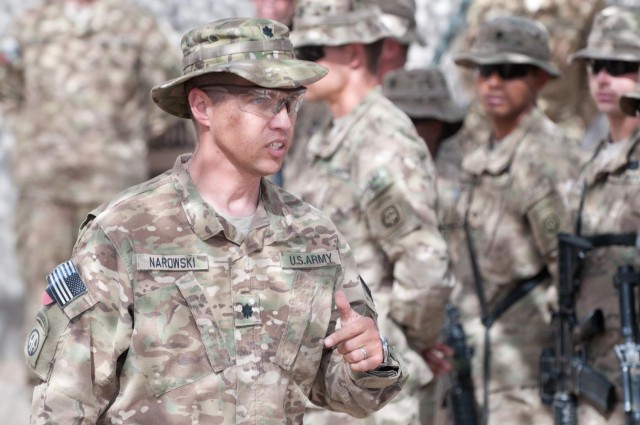 Airborne commander dresses work ethic in language of paratroopers