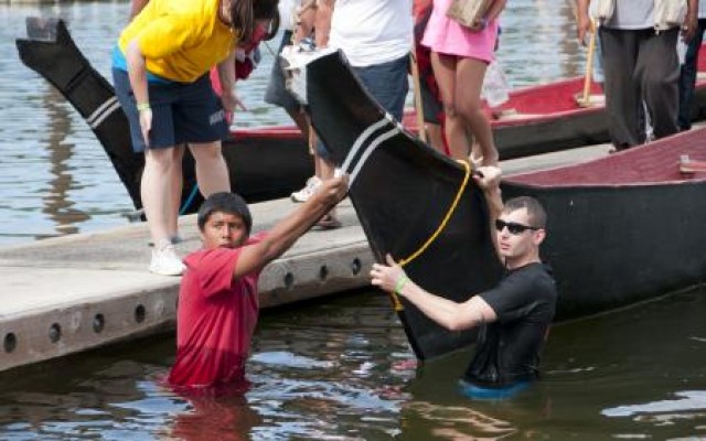 Soldiers help Native Americans finish canoe journey