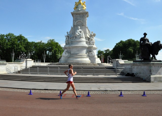 Nunn race walks past Victoria Memorial