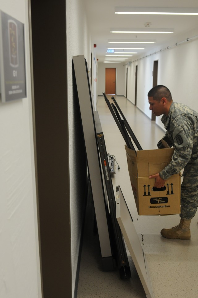 30th MEDCOM Soldier Finishes Unpacking