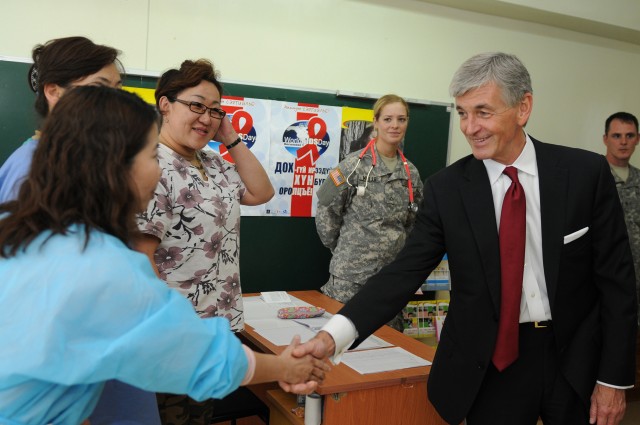 Secretary of the Army greets Mongolian physicians