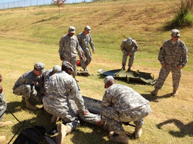 Medical Training Task Force Soldiers conduct combat lifesaver training for Division West Reservists