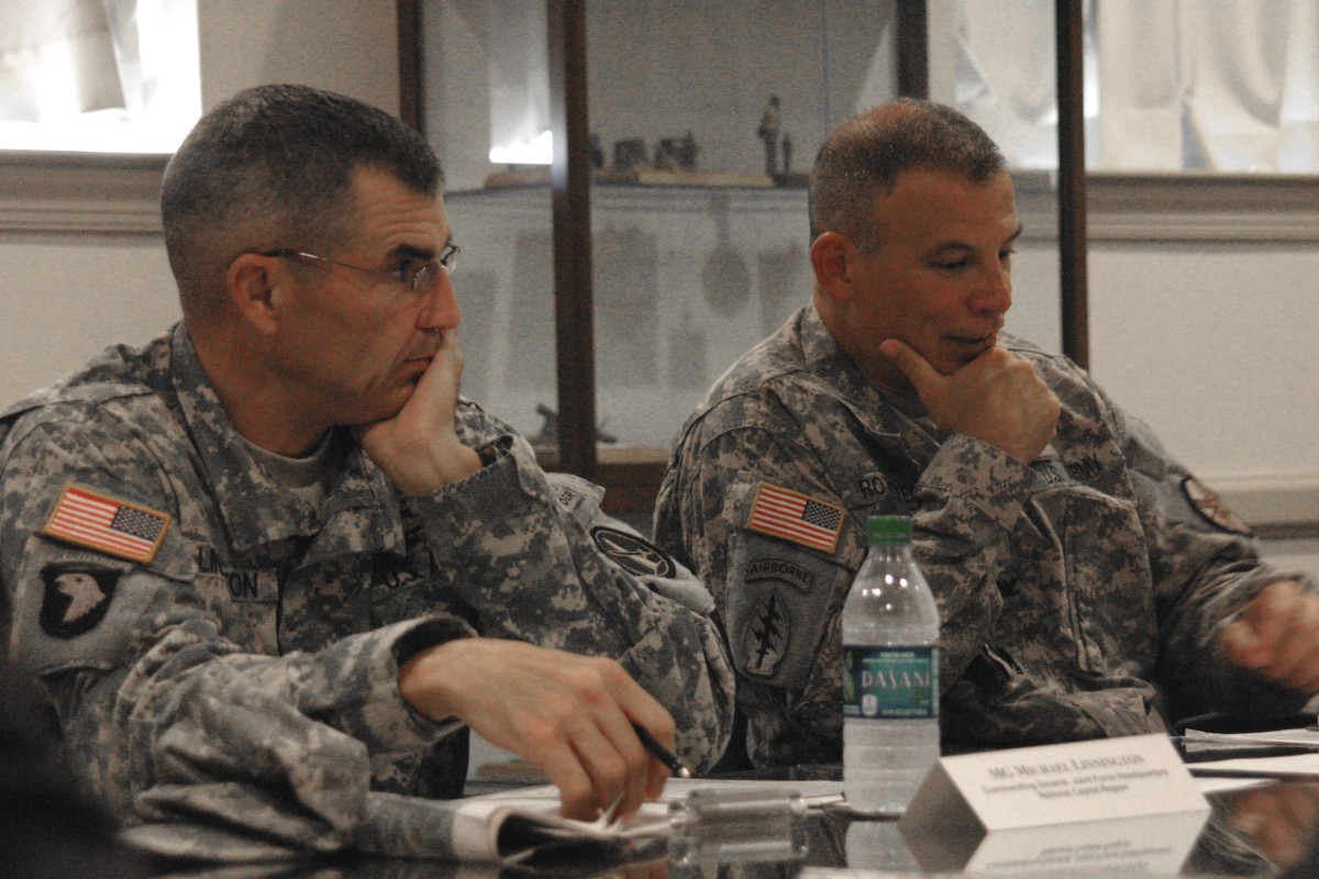 Team Meade briefs MDW commander Article The United States Army