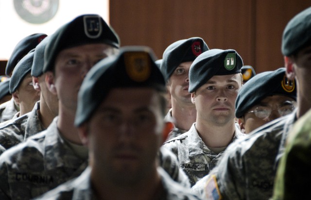 Special Forces qualification students graduate course, don green berets