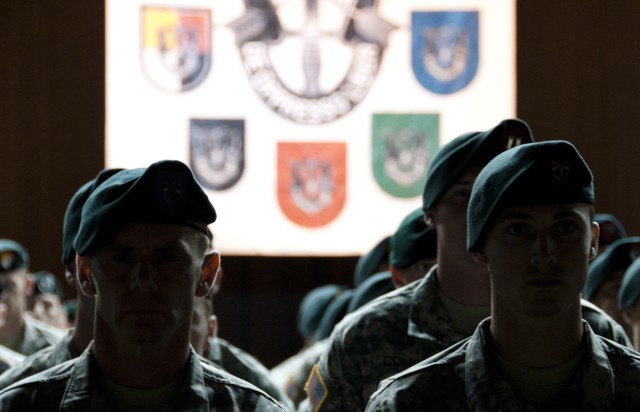 Special Forces qualification students graduate course, don green berets