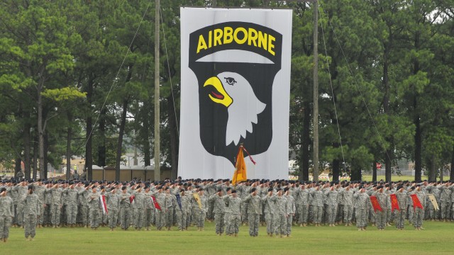 Petraeus returns to Fort Campbell to celebrate 70th anniversary