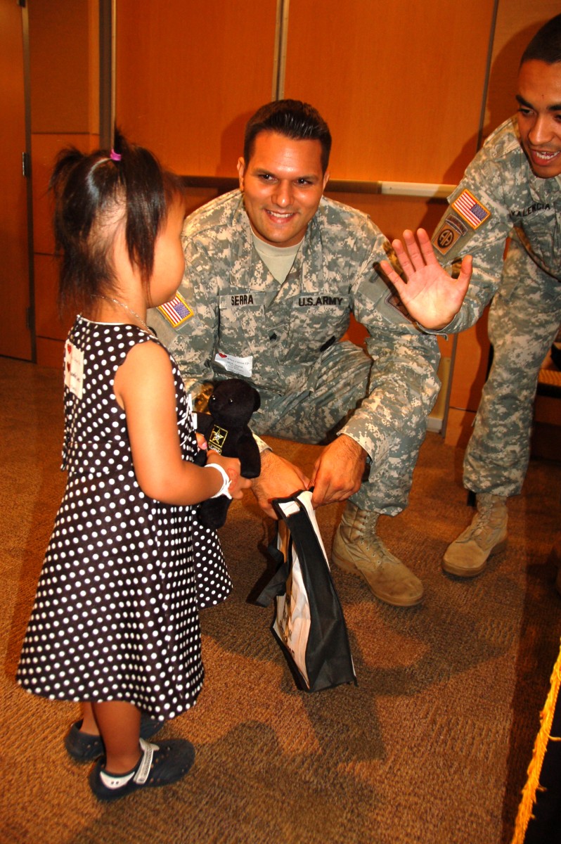 Soldiers give time, hugs to children with heart conditions