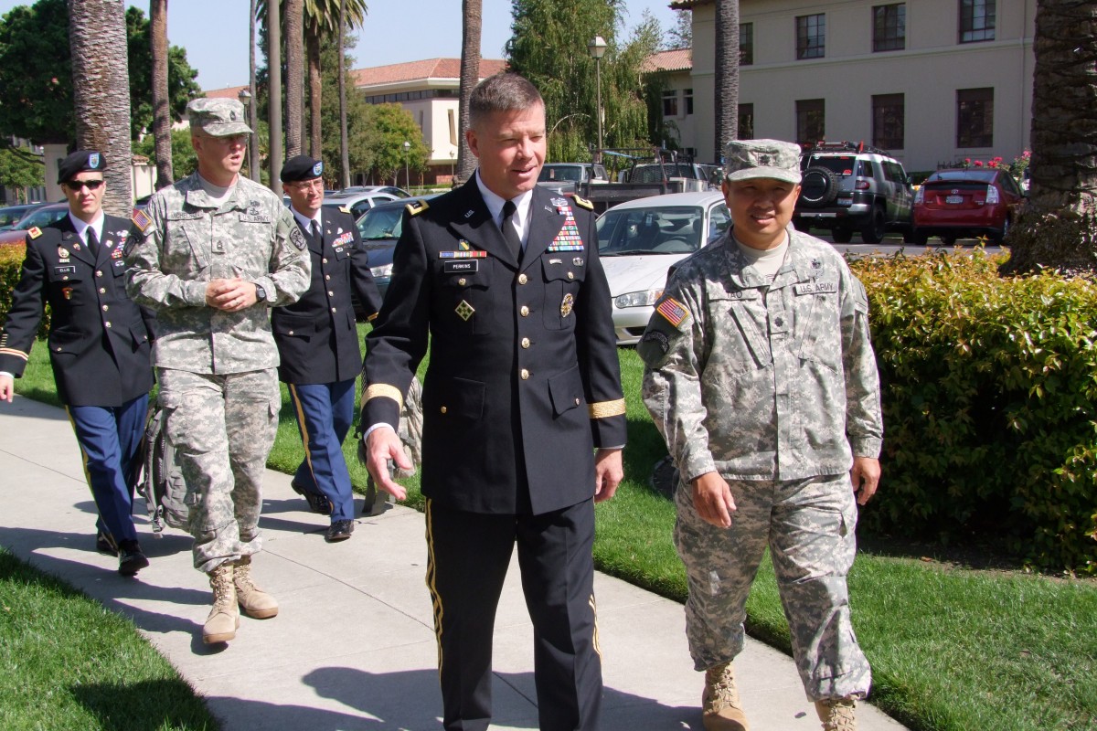 army-general-visits-rotc-battalion-discusses-leadership-article