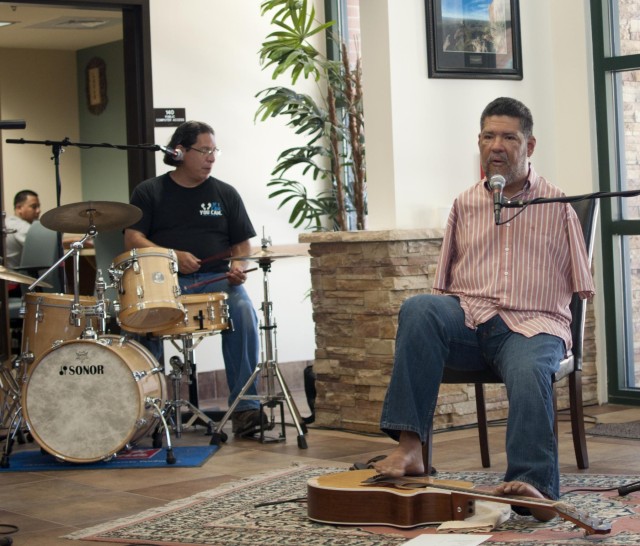 Tony Melendez offers warriors a foot of hope