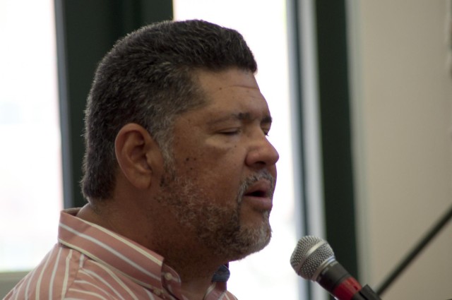 Tony Melendez offers warriors a foot of hope