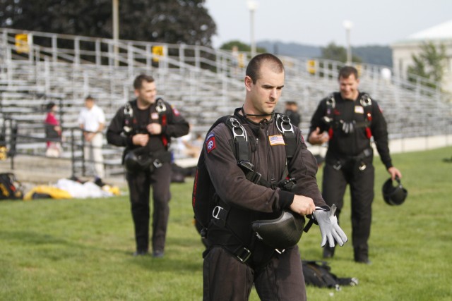 Paratroopers train with West Point cadets