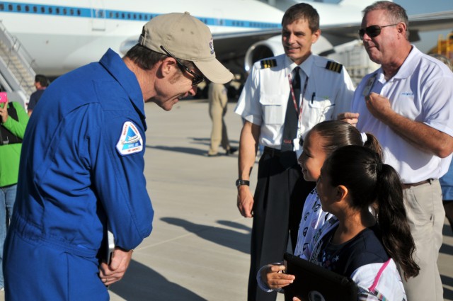 Pilot greets future hopeful Astronauts