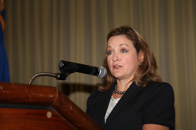 Paige Hinkle-Bowles addresses Fort Sam Houston career fair