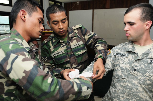 Malaysian Armed Forces demonstrate how to properly splint a broken arm