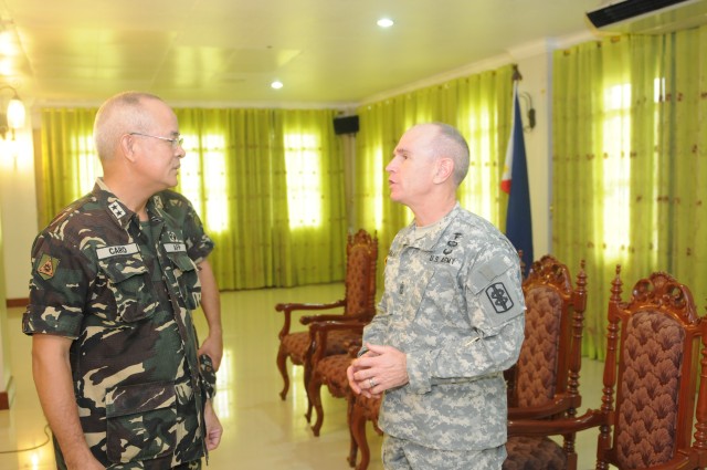 U.S. Army Pacific and Philippine Army share medical first responder experience