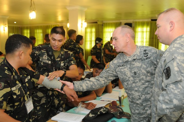 U.S. Army Pacific and Philippine Army share medical first responder experience