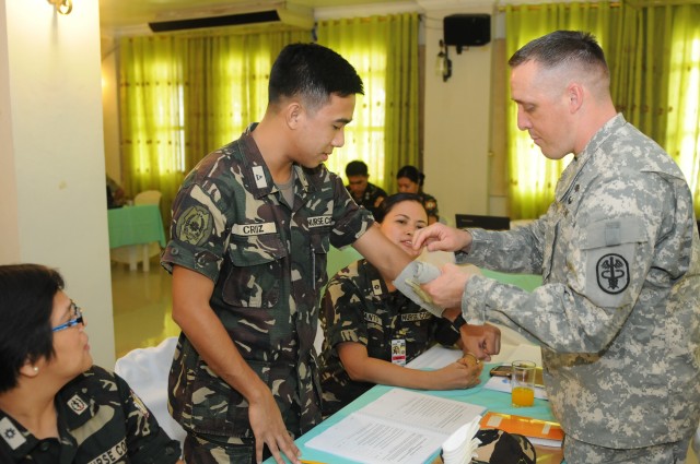 U.S. Army Pacific and Philippine Army share medical first responder experience