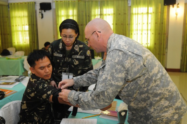 U.S. Army Pacific and Philippine Army share medical first responder experience