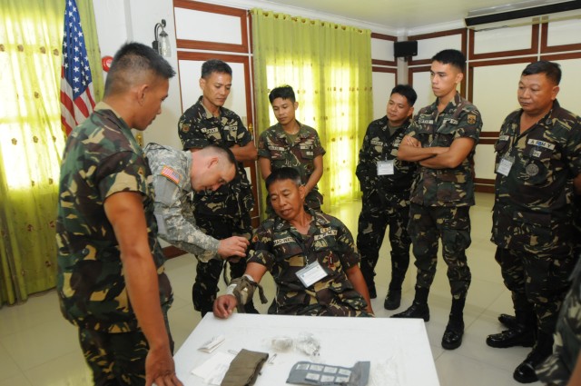 U.S. Army Pacific and Philippine Army share medical first responder experience