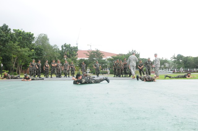 U.S. Army Pacific and Philippine Army share medical first responder experience