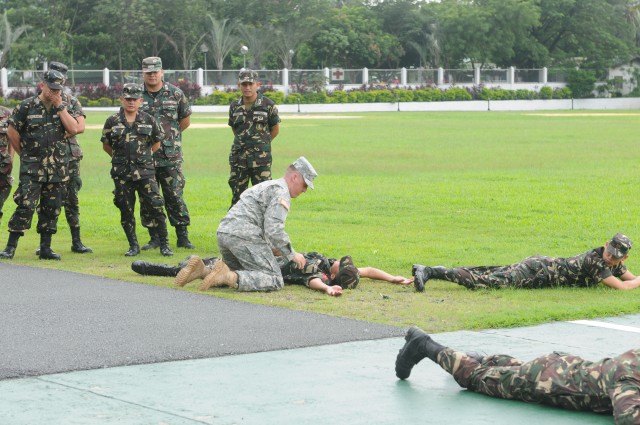 U.S. Army Pacific and Philippine Army share medical first responder experience