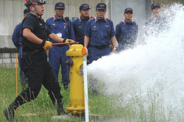 Joint fire drill strengthens bond between Army, city firefighters in Japan