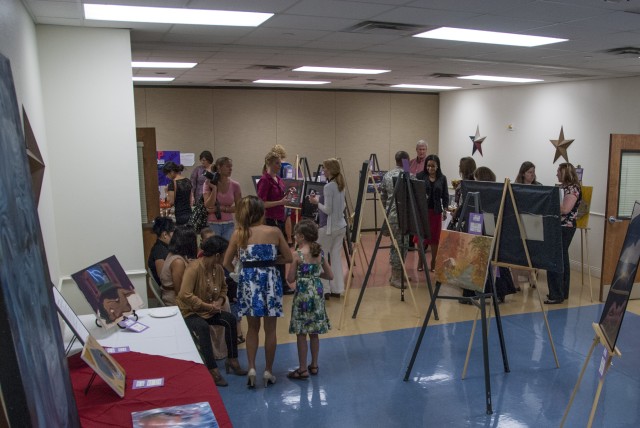 Carl R. Darnall AMC holds art show for Soldiers, spouses struggling with combat, injury