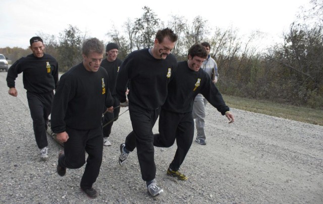 Alaska soldiers challenge local hockey team