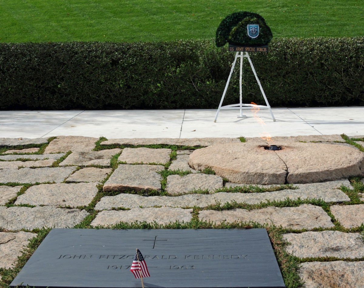 Green Berets pay tribute to JFK at Arlington National Cemetery ...