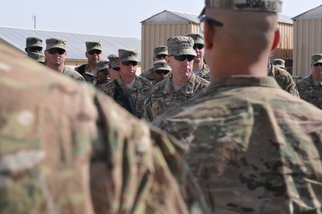 Maj. Gen. Abrams re-enlists 25 "Desert Rogues"  