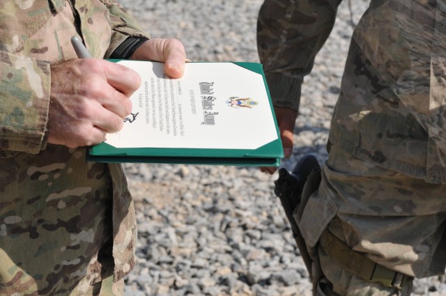Maj. Gen. Abrams re-enlists 25 "Desert Rogues"