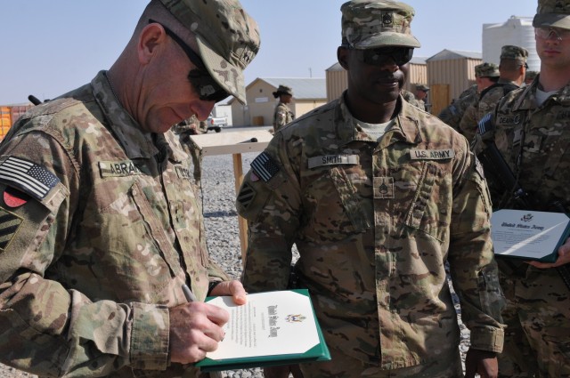 Maj. Gen. Abrams re-enlists 25 "Desert Rogues"  