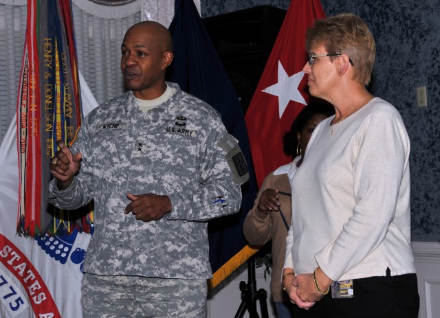 CASCOM employee receives Superior Civilian Service Award