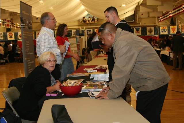 Soldiers, veterans tackle career fair