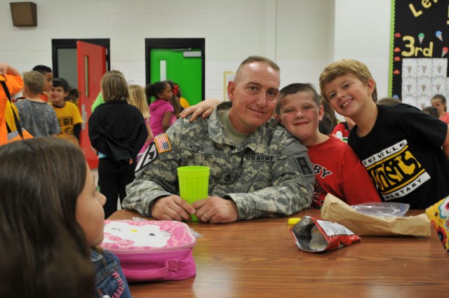 166th AV Soldiers enjoy lunch with Gatesville Elementary students