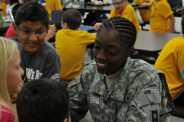 166th AV Soldiers enjoy lunch with Gatesville Elementary students