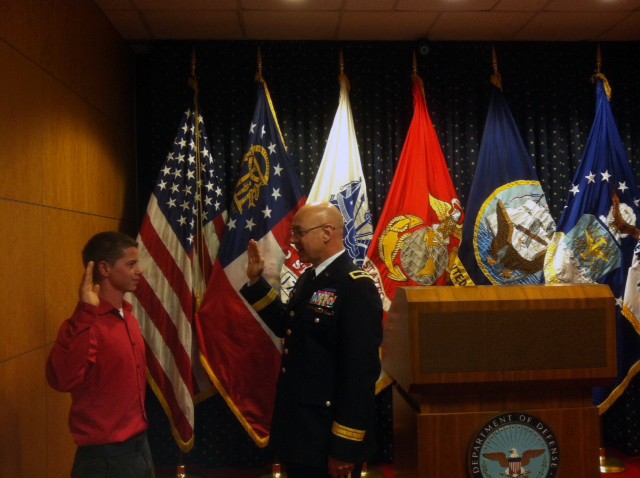 302nd MEB's top officer swears in inspired recruit