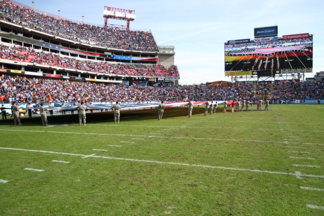 Soldiers with the 101st Airborne Division participate in Tennessee Titan's Salute to the Troops