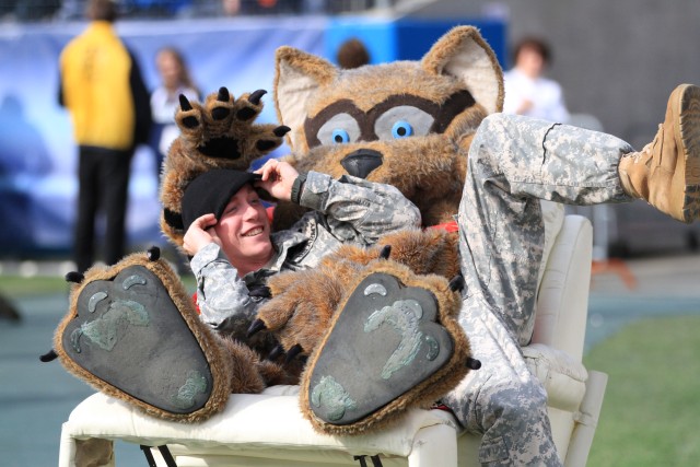 Soldiers with the 101st Airborne Division participate in Tennessee Titan's Salute to the Troops
