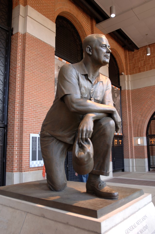 Employees pay tribute to former district engineer, Vols coaching legend
