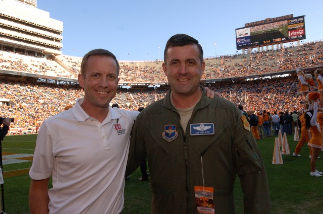 Employees pay tribute to former district engineer, Vols coaching legend