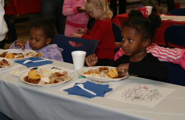 Military dinner fosters community