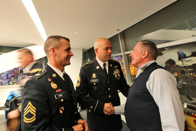USAR Soldiers meet with State of Ill. Civilian Aide for Sec. of the Army