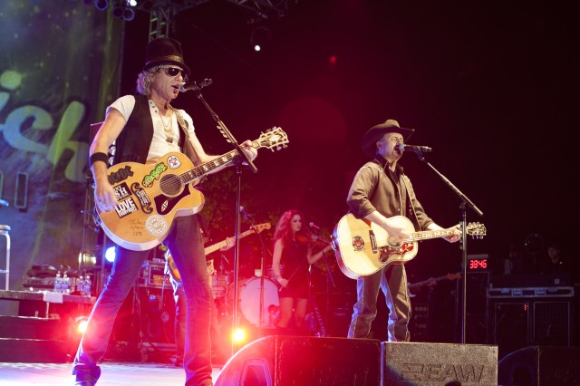 Big & Rich perform at Fort Bragg