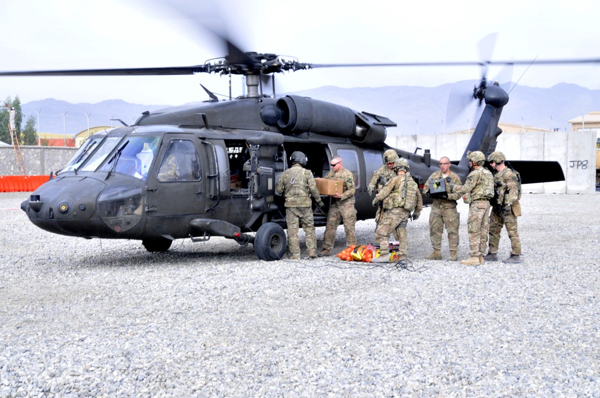 Long Knife carves Thanksgiving turkey | Article | The United States Army