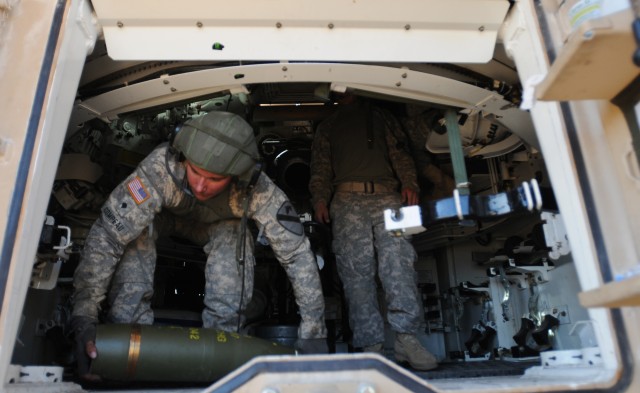 'Red Dragons' begin gunnery with a bang: Paladin crews prepare for qualification