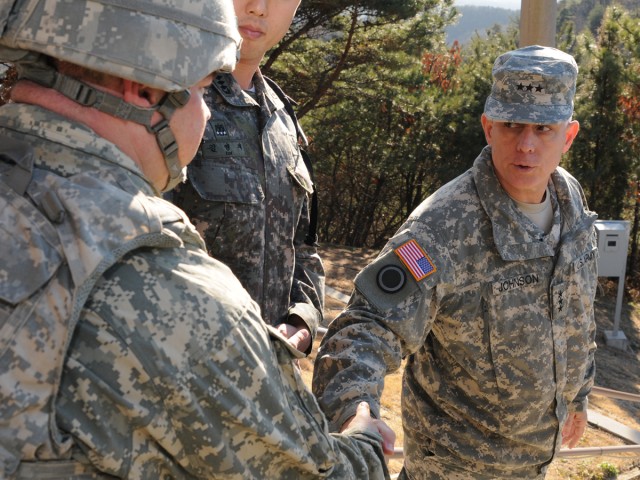 Eighth Army commander visits Manchus in field