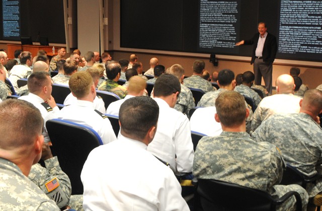 Aviation hero speaks with Soldiers