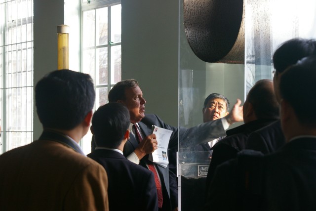 Chinese delegation views equipment