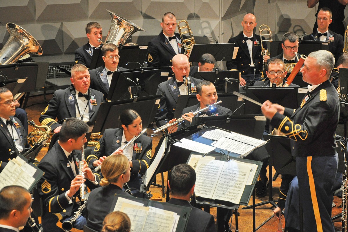 'Holiday Traditions' USAREUR Band and Chorus treat Wiesbadeners to